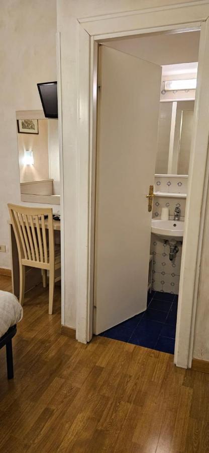 Habitación Individual Economy con baño privado y ducha compartida